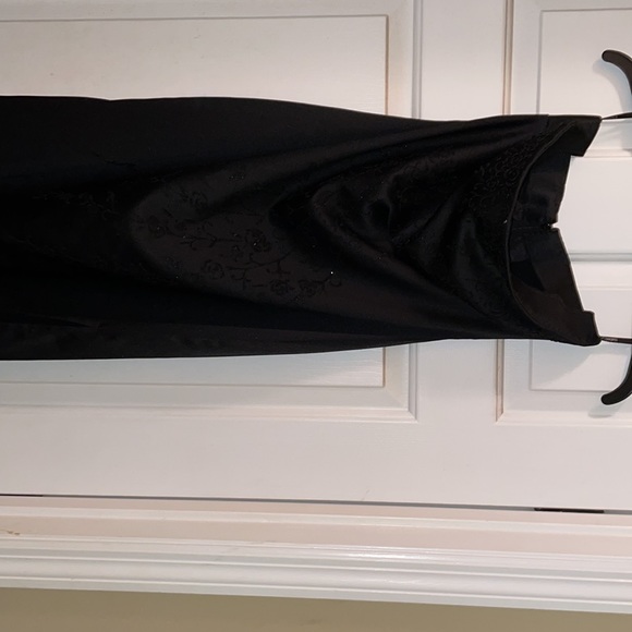 Women’s Dress - Picture 3 of 6